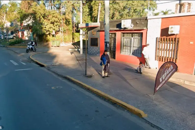 Esperaba el colectivo en Paraná, le robaron la mochila y detuvieron al sospechoso