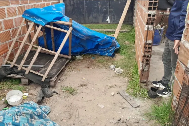Estaba durmiendo en el patio de la casa a la que no podía acercarse mientras su ex pareja fraccionaba cocaína