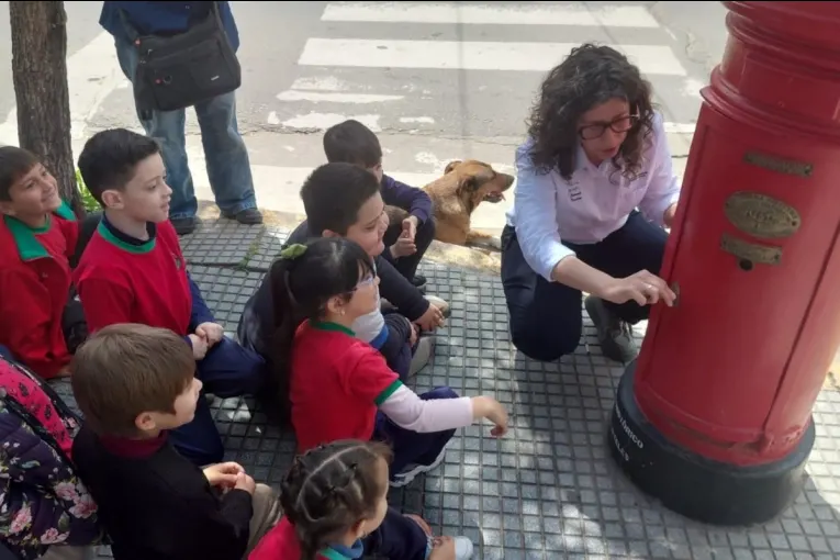 Estudiantes de la ciudad recrean la historia de la ciudad a través del arte postal
