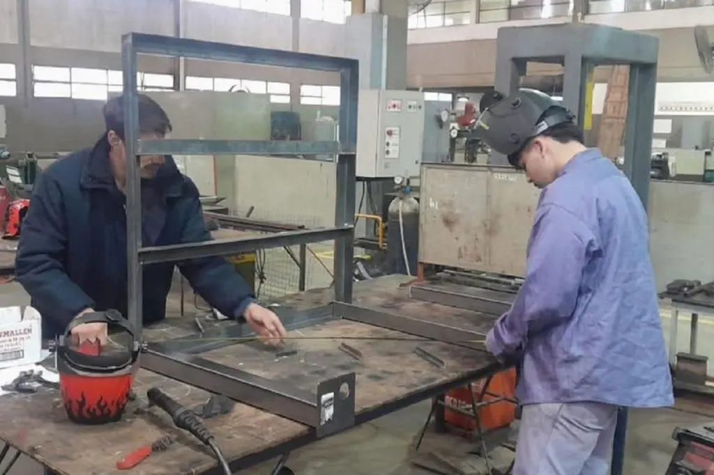 Estudiantes de la Escuela Técnica de Colón construyeron una rampa accesible para un centro de equinoterapia