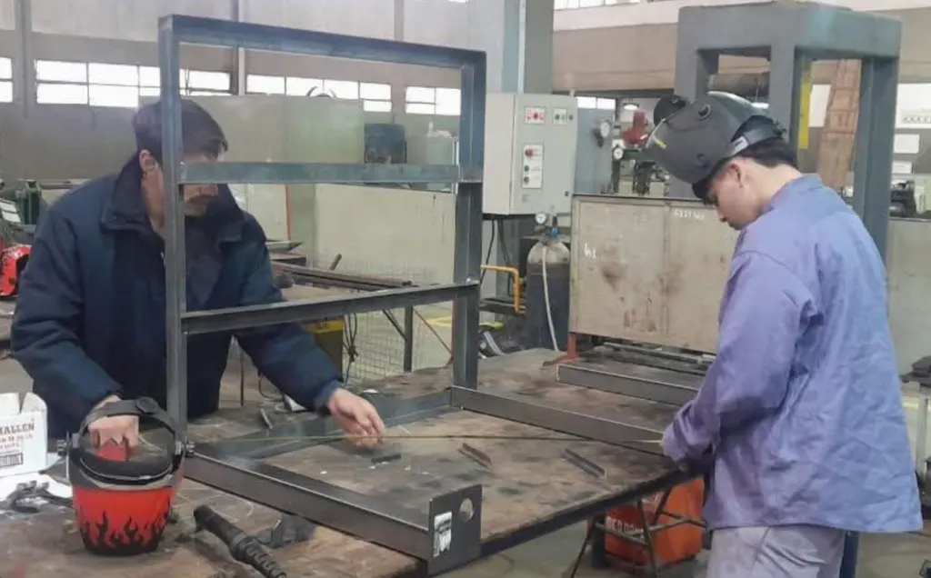 Estudiantes de la Escuela Técnica de Colón construyeron una rampa accesible para un centro de equinoterapia