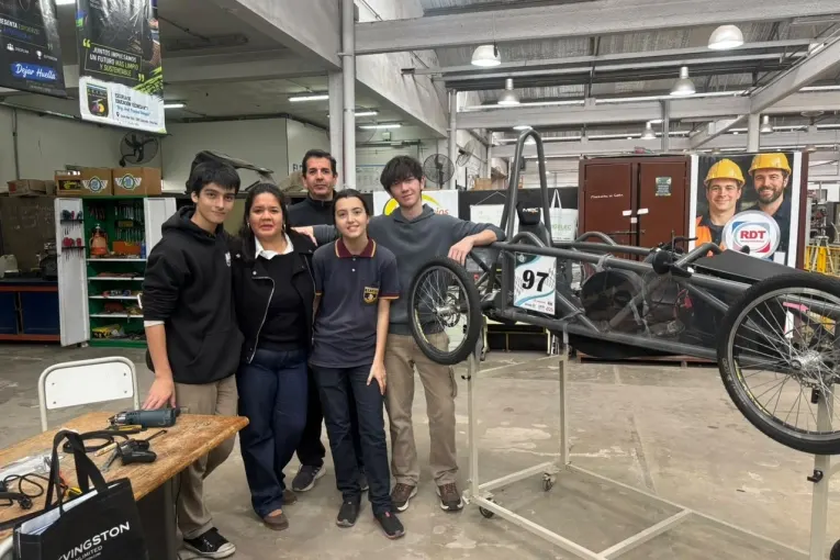 Estudiantes de Técnica N° 1 preparan el auto para competir un nuevo Desafío ECO YPF