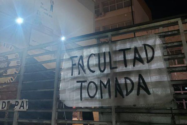 Estudiantes de Trabajo Social de la UNER tomaron la facultad contra el ajuste universitario