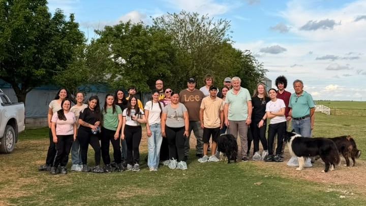 Estudiantes del ITU visitaron una granja avícola con tecnología blackout en Crespo