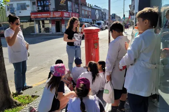 Estudiantes recrean la historia de la ciudad a través del arte postal