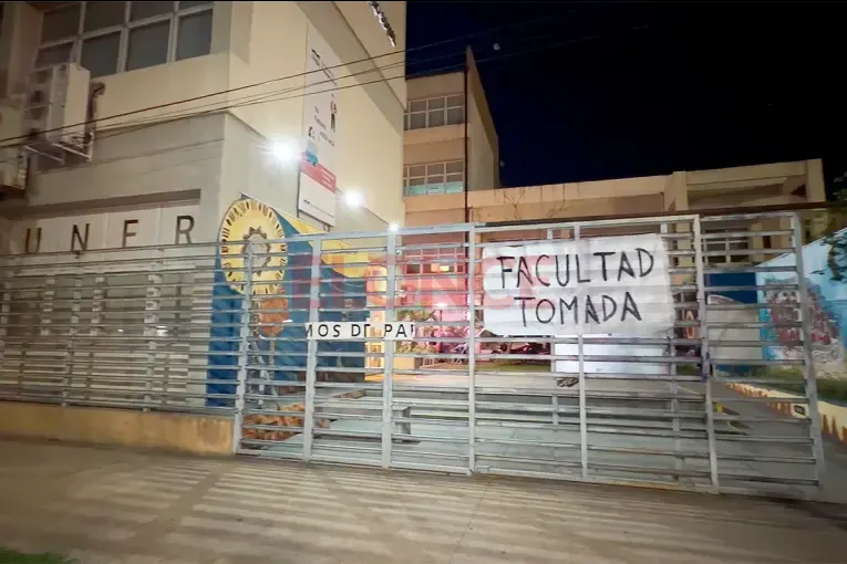 Estudiantes tomaron la Facultad de Trabajo Social y convocaron a la Marcha Federal Universitaria en Paraná