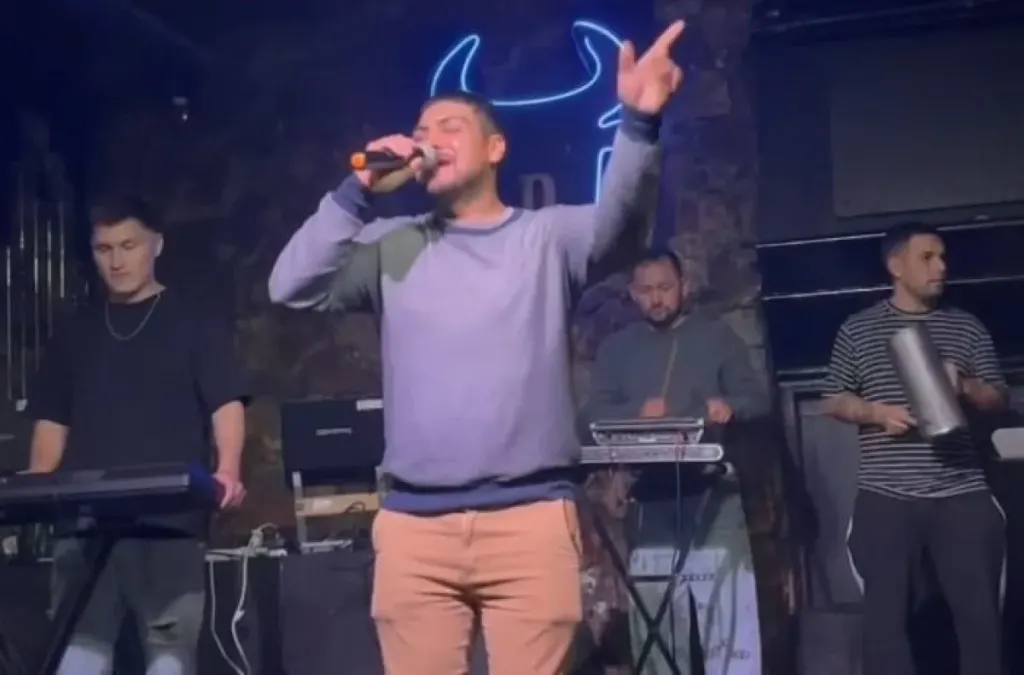 Facundo Molina, el albañil que se viralizó, debutó con su grupo musical en Búfalo Disco