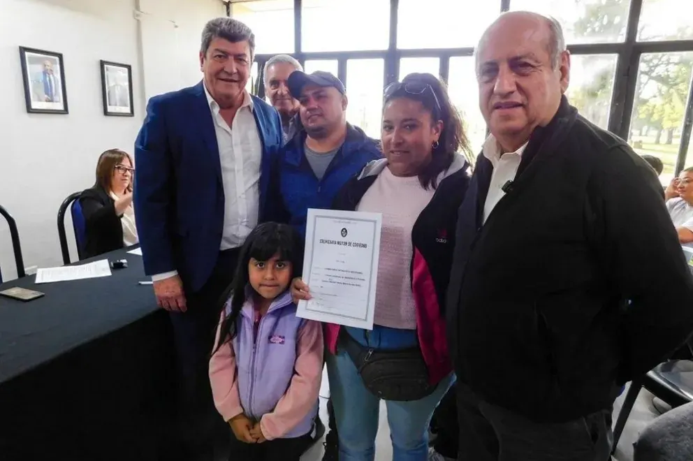 Familias de Santa Elena firmaron las escrituras de sus viviendas