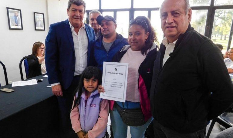 Familias de Santa Elena firmaron las escrituras de sus viviendas