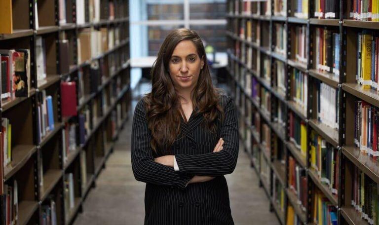 Feria de Libro: en su segundo día disertará la historiadora Camila Perochena