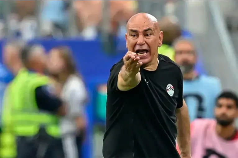FIFA sancionó al técnico de Egipto y a un jugador por sus acusaciones tras perder con Argentina en el Mundial
