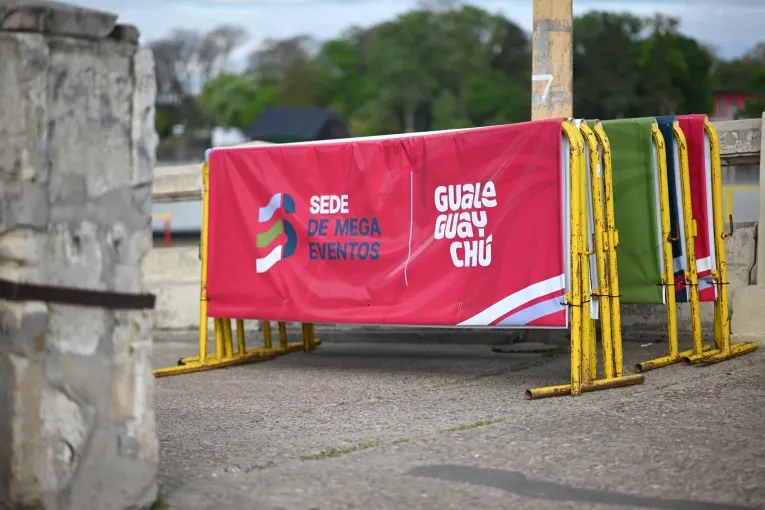 Finalizó la limpieza de la Costanera y retiran tribunas y escenarios tras la culminación del Mundial de Canotaje