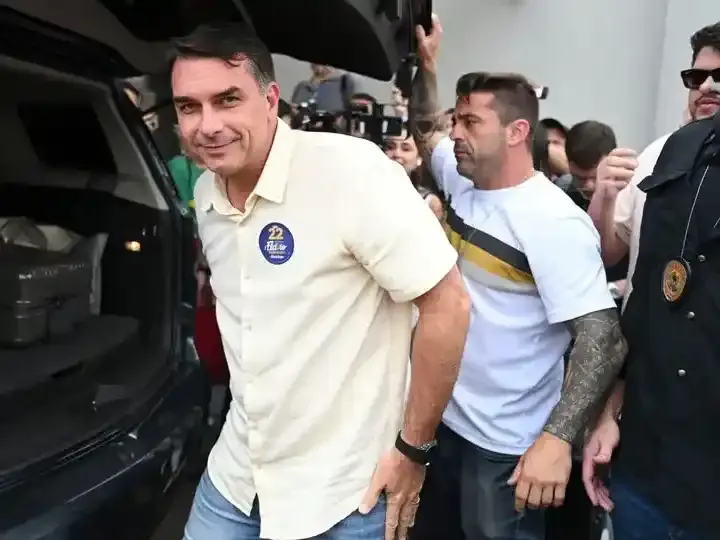 Flávio Bolsonaro huyó a Estados Unidos y solicitará asilo a Trump