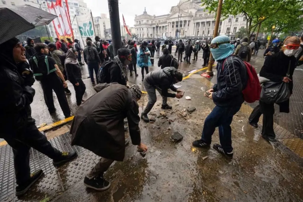 FOPEA repudió las agresiones contra periodistas durante la marcha universitaria frente al Congreso. La lista de los afectados
