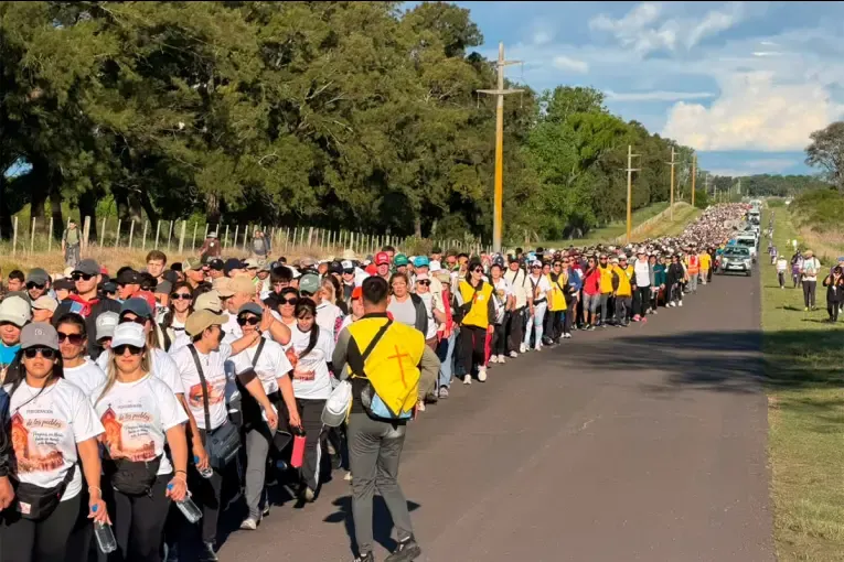 Fotos de la inmensa Peregrinación de los Pueblos Hasenkamp-Paraná: con Fe recorren los 90 kilómetros
