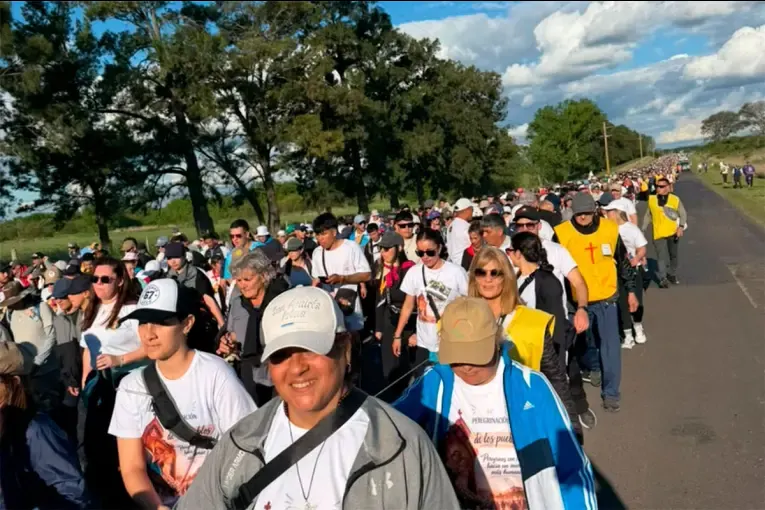 Fotos de la inmensa Peregrinación de los Pueblos Hasenkamp – Paraná: con Fe recorren los 90 kilómetros
