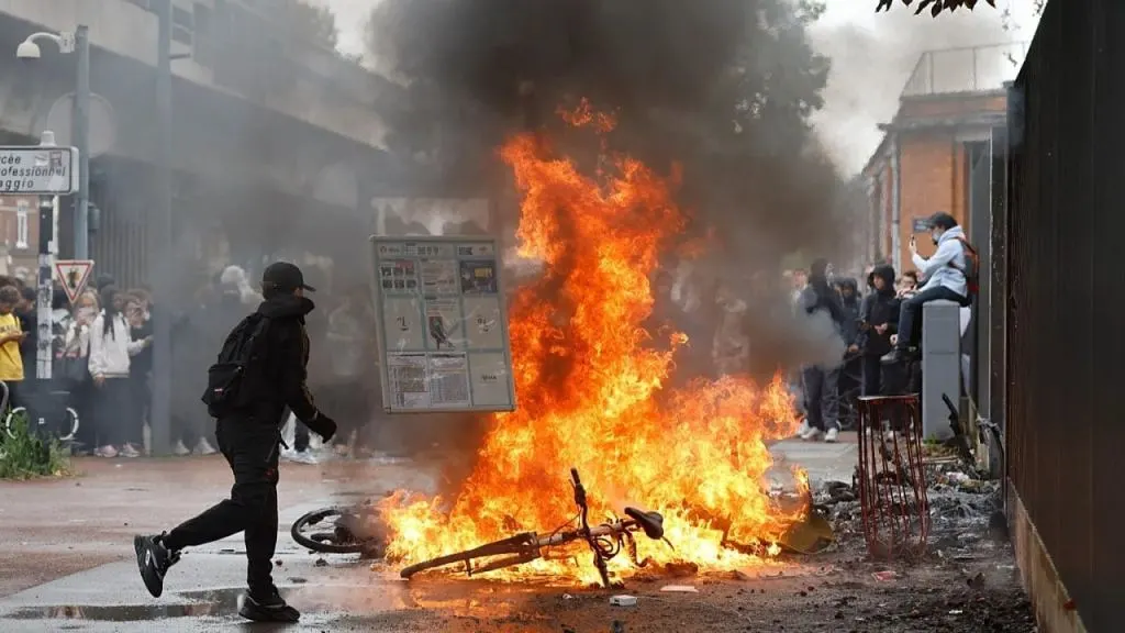 Francia anuncia que sacará militares a las calles en las protestas del sábado