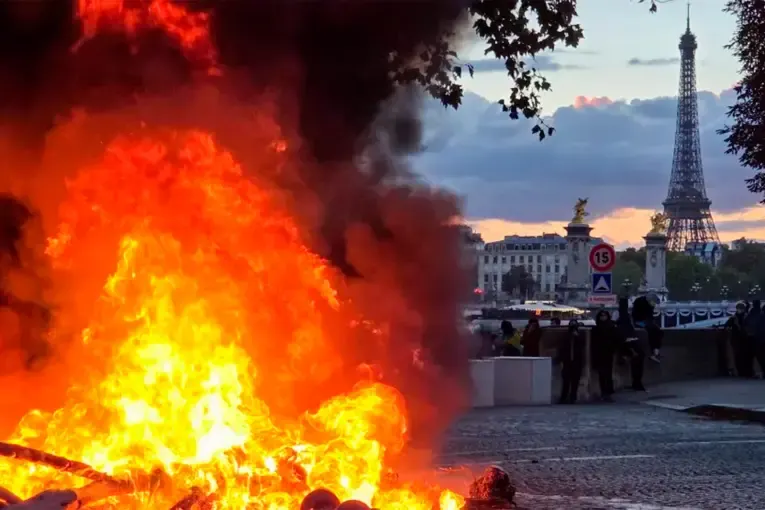 Francia aplicó toques de queda tras los disturbios y evalúa ampliar las restricciones