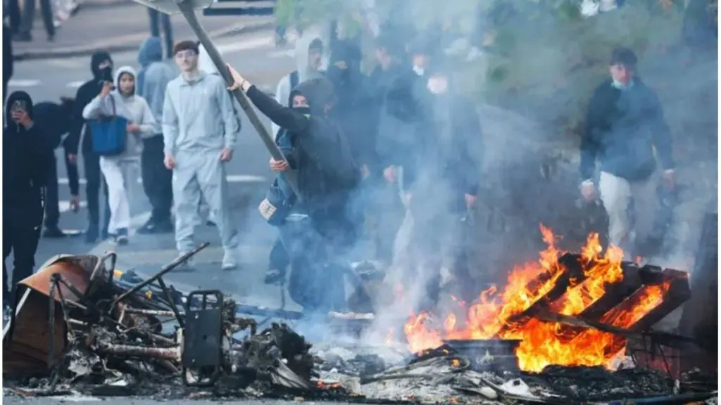 Francia decretó toques de queda parciales tras la ola de disturbios