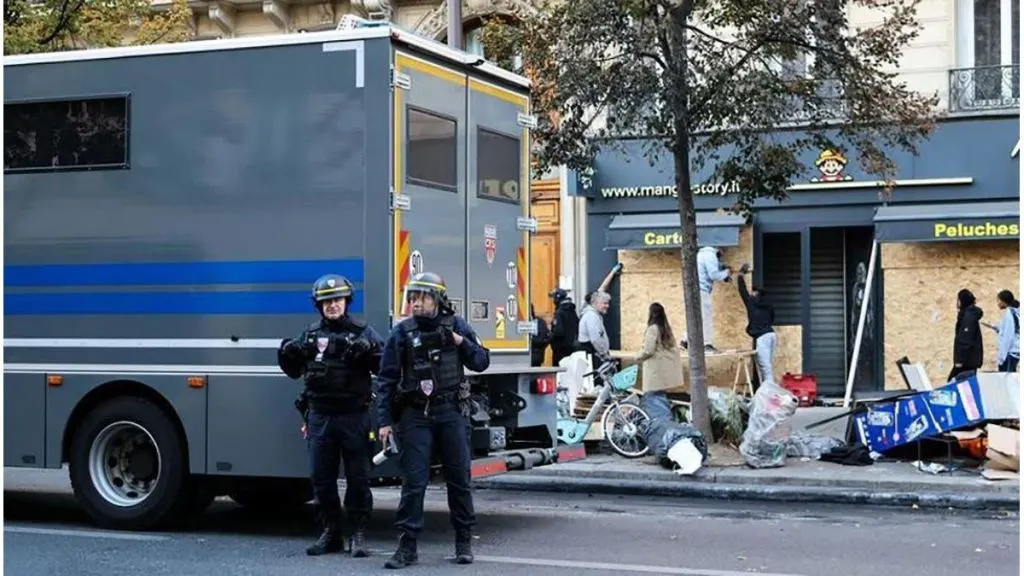 Francia: más ciudades implementaron toque de queda