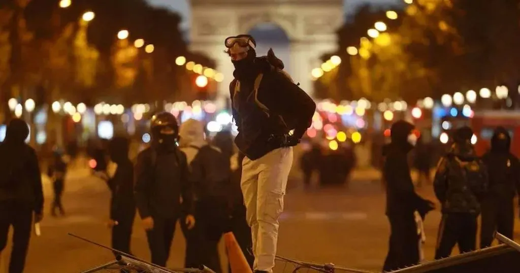 Francia: Ya son 400 los detenidos por protestas masivas ante recortes en educación