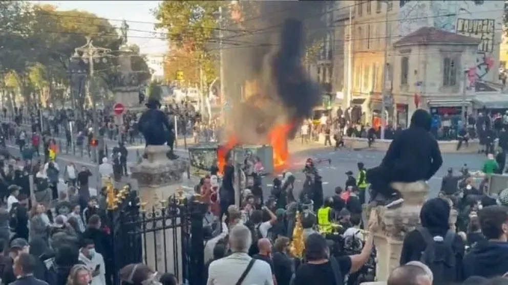 Francia: Ya son 400 los detenidos por protestas masivas ante recortes en educación