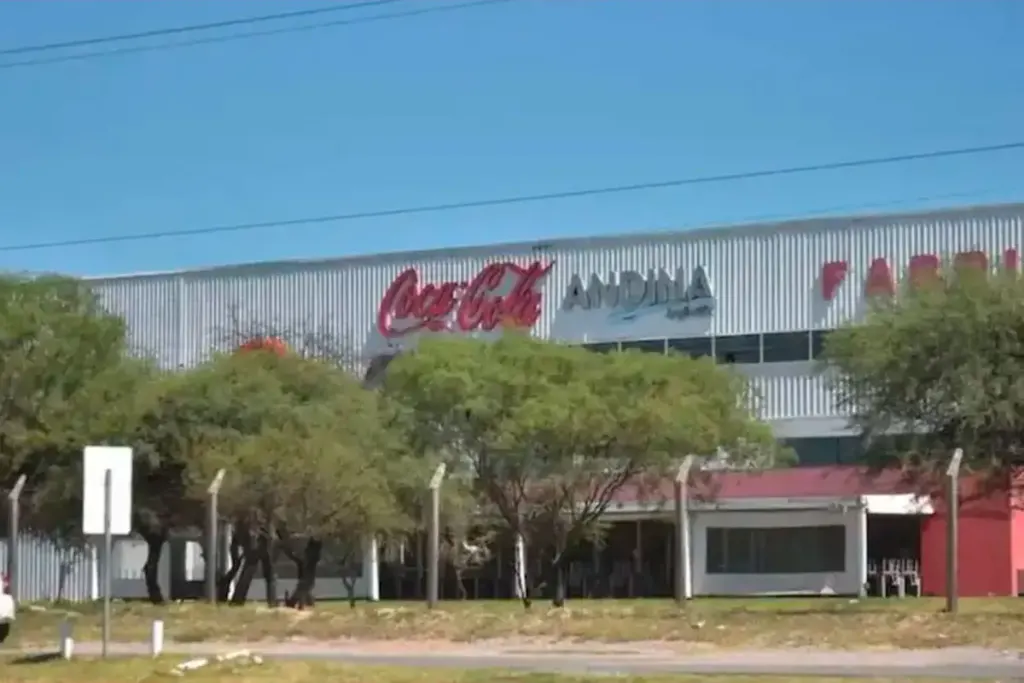 Fraude millonario a Coca-Cola dejó a 13 personas imputadas