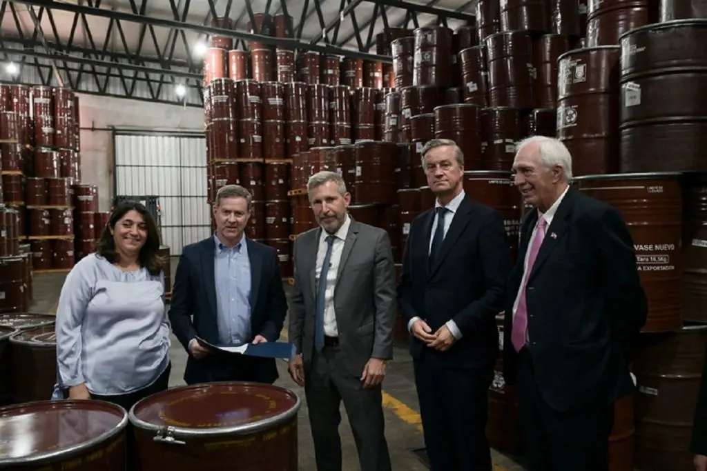 Frigerio entregó el certificado de adhesión al RINI a una empresa exportadora de miel y legumbres de Paraná