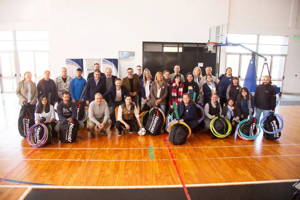 Frigerio entregó kits deportivos a 24 escuelas de Concordia