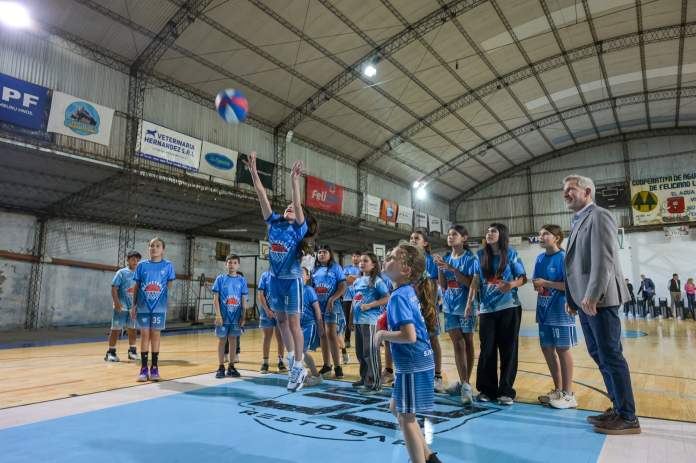 Frigerio inauguró obras deportivas y entregó luminarias para clubes en Feliciano