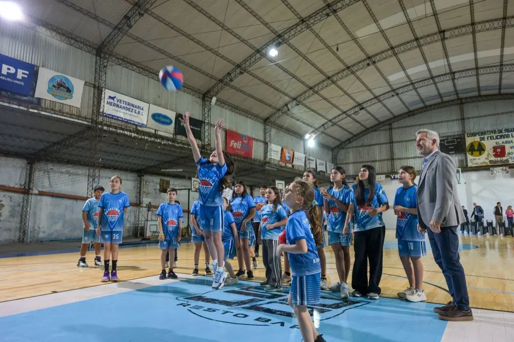 Frigerio inauguró obras deportivas y entregó luminarias para clubes en Feliciano