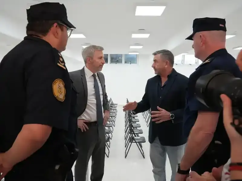 Frigerio recorrió la nueva sede policial de Paraná que permitirá ahorrar casi $60 millones al año