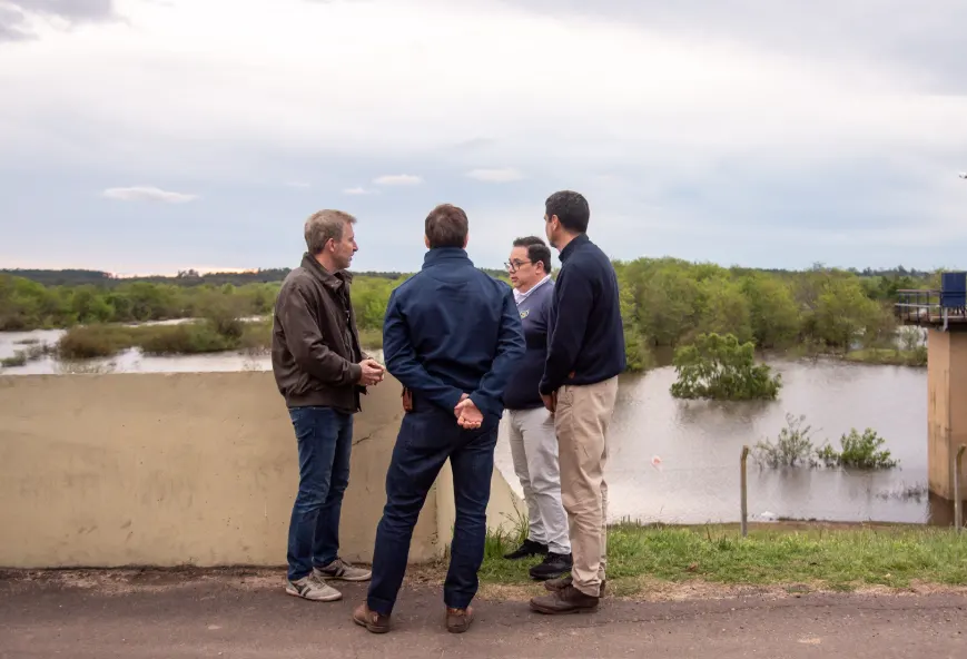 Frigerio recorrió las zonas afectadas por la creciente en Concordia y encabezó una reunión del Comité de Emergencia