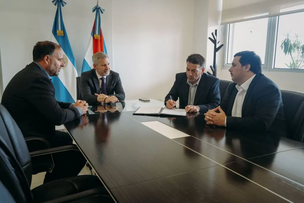 Frigerio selló un acuerdo para destrabar las cloacas en Pueblo Belgrano