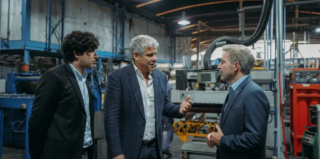 Frigerio visitó Longvie, una empresa con 108 años de historia