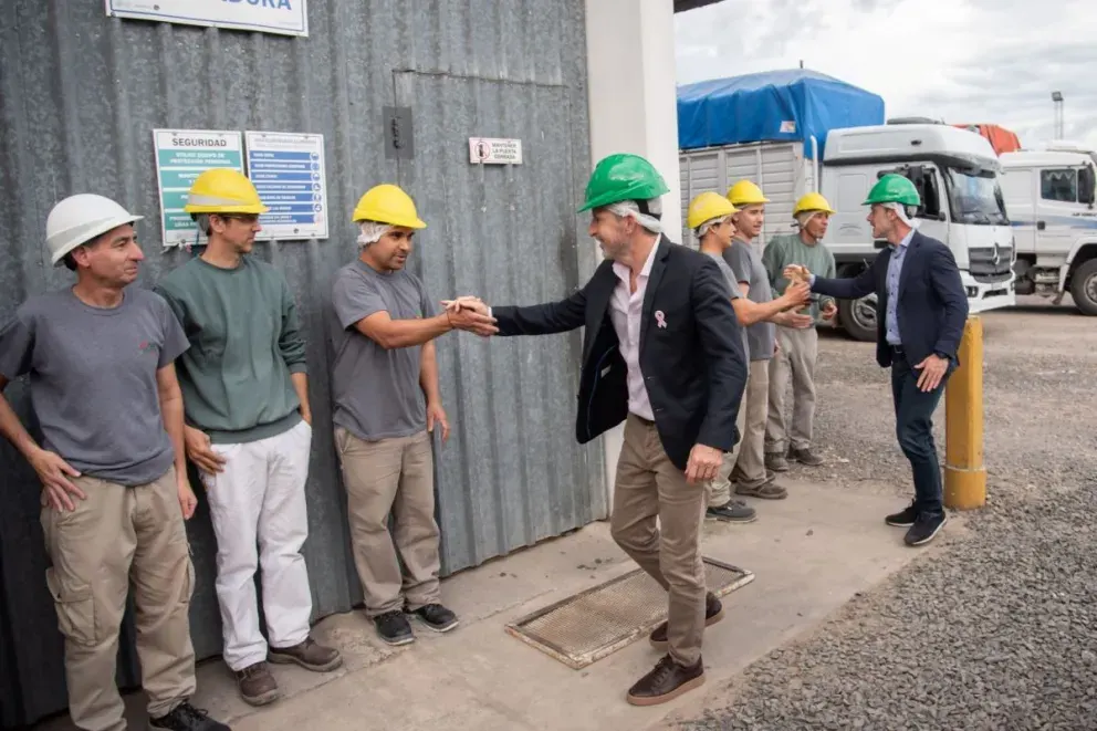 Frigerio visitó una empresa arrocera de San Salvador que amplía su capacidad productiva con financiamiento del CFI