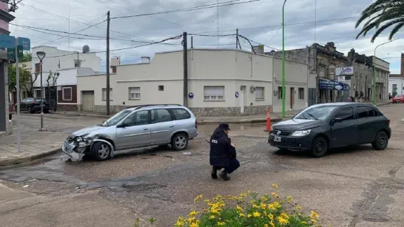 Fuerte choque entre dos autos en Gervasio Méndez y Rocamora