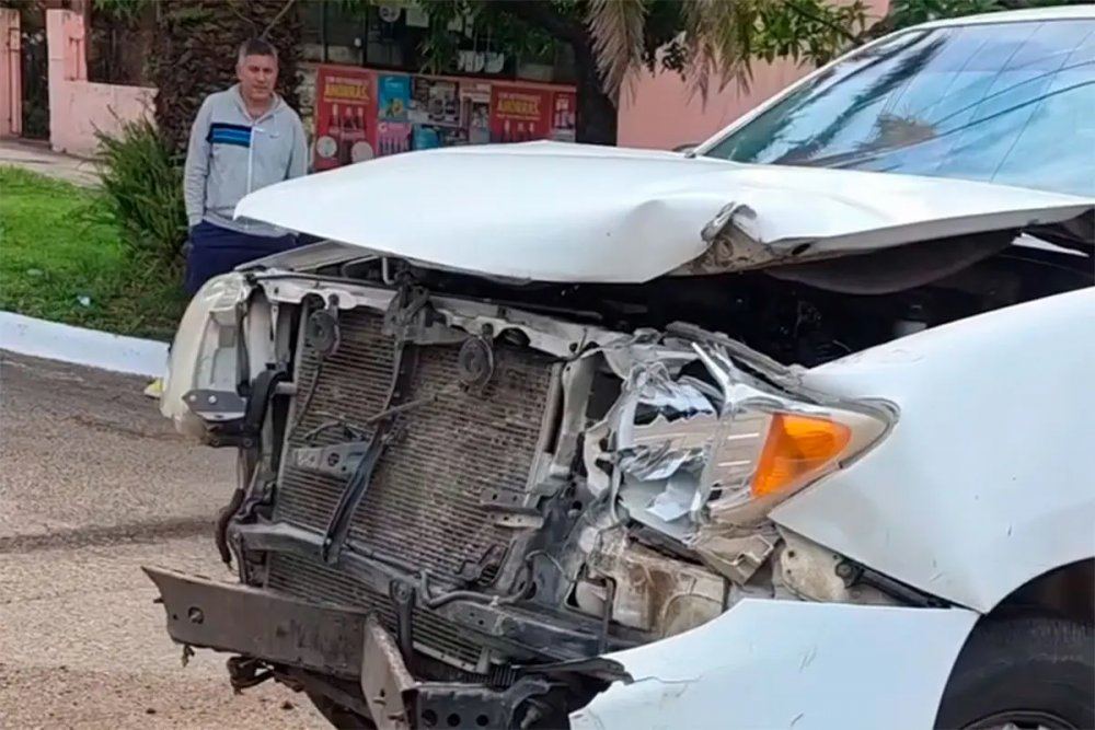 Fuerte choque entre dos camionetas dejó importantes daños materiales