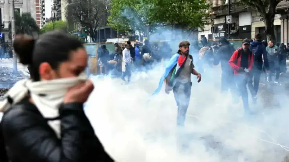 Fuerte represión policial en la marcha universitaria contra las políticas de Milei