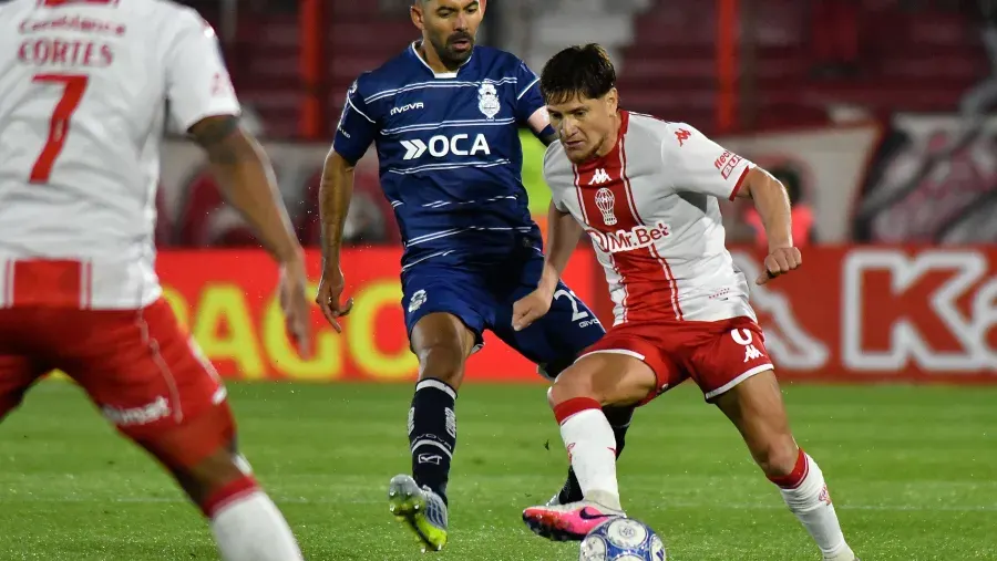 Gimnasia La Plata venció sobre la hora a Huracán y alcanzó la cima de la Zona B