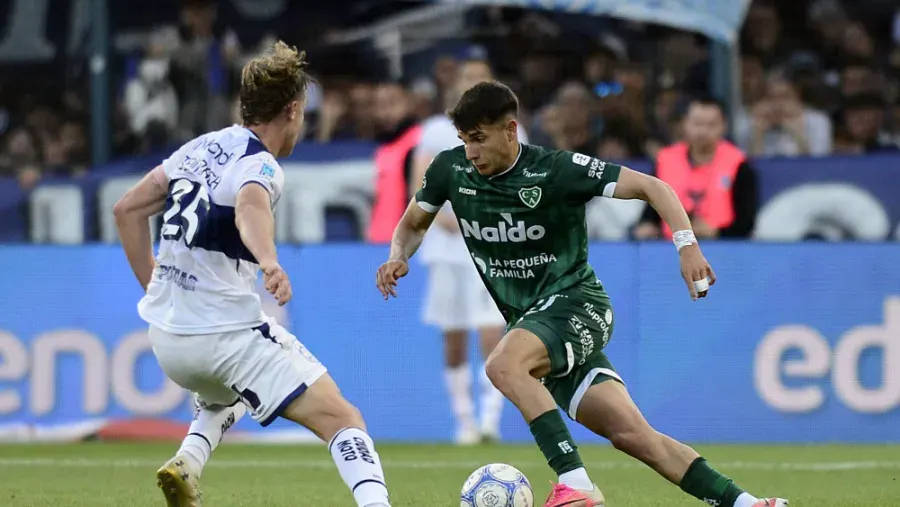 Gimnasia superó a Sarmiento, afianzó su buen momento y trepó a la cima