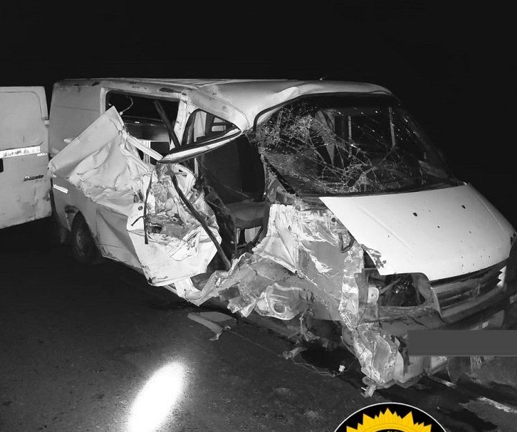 Gob. Sola: Violento choque entre una combi y un camión
