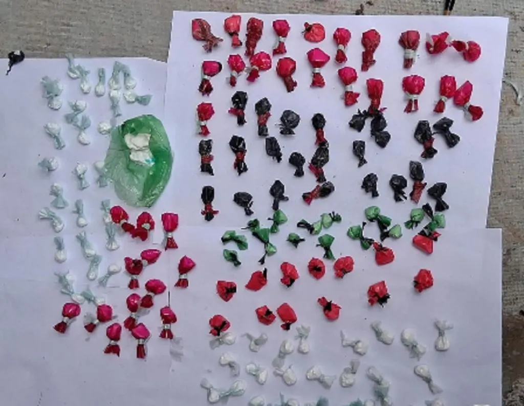 Golpe al narcotráfico en Paraná: Tres allanamientos, cuatro detenidos y más de 260 envoltorios de cocaína secuestrados
