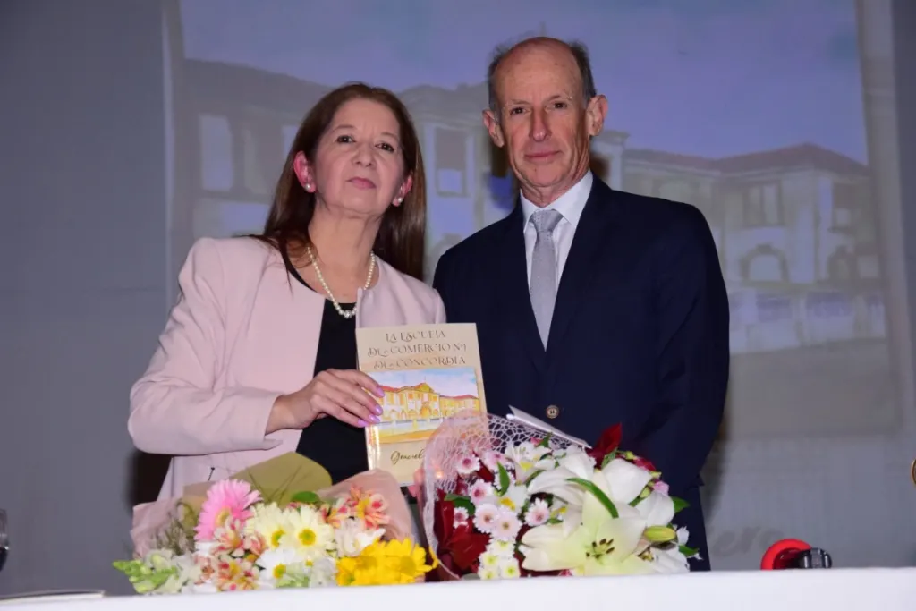Graciela Guerrero presentó el libro que perpetúa la historia de la escuela de Comercio N°1