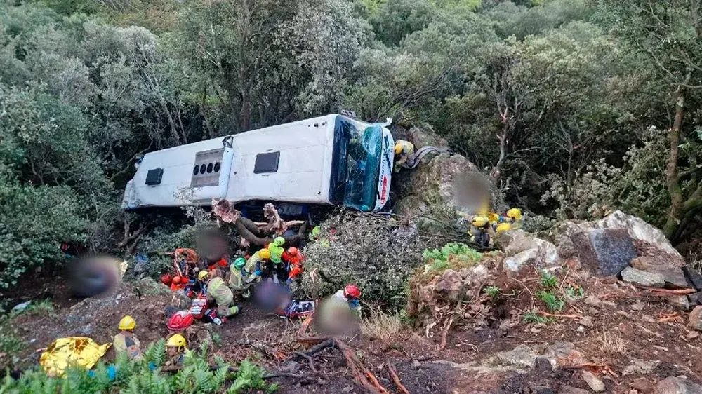 Grave accidente en Barcelona: un autobús cayó por un terraplén y hay heridos graves