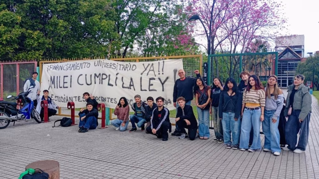 Gremios, organizaciones sociales y partidos ya concentran en Plaza de Mayo en la 5° Marcha Federal Universitaria