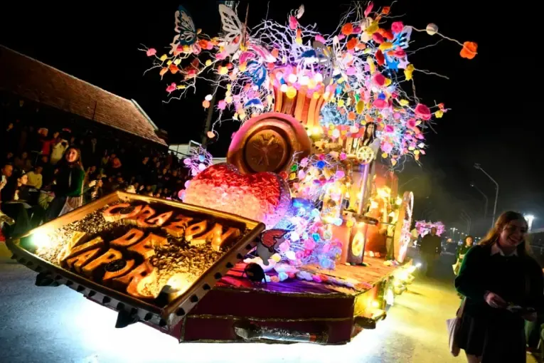 Gualeguaychú celebró el Desfile de Carrozas Estudiantiles con 23 creaciones y la participación de 300 adultos mayores