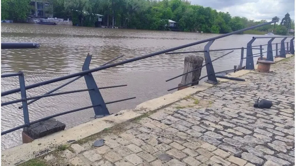 Gualeguaychú: dos jóvenes corrían una picada en el puerto y uno chocó contra una baranda