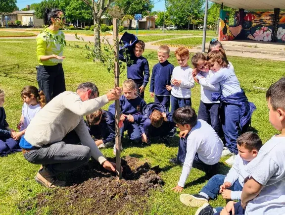 Gurises de Urdinarrain plantaron ejemplares de Guayabo Colorado