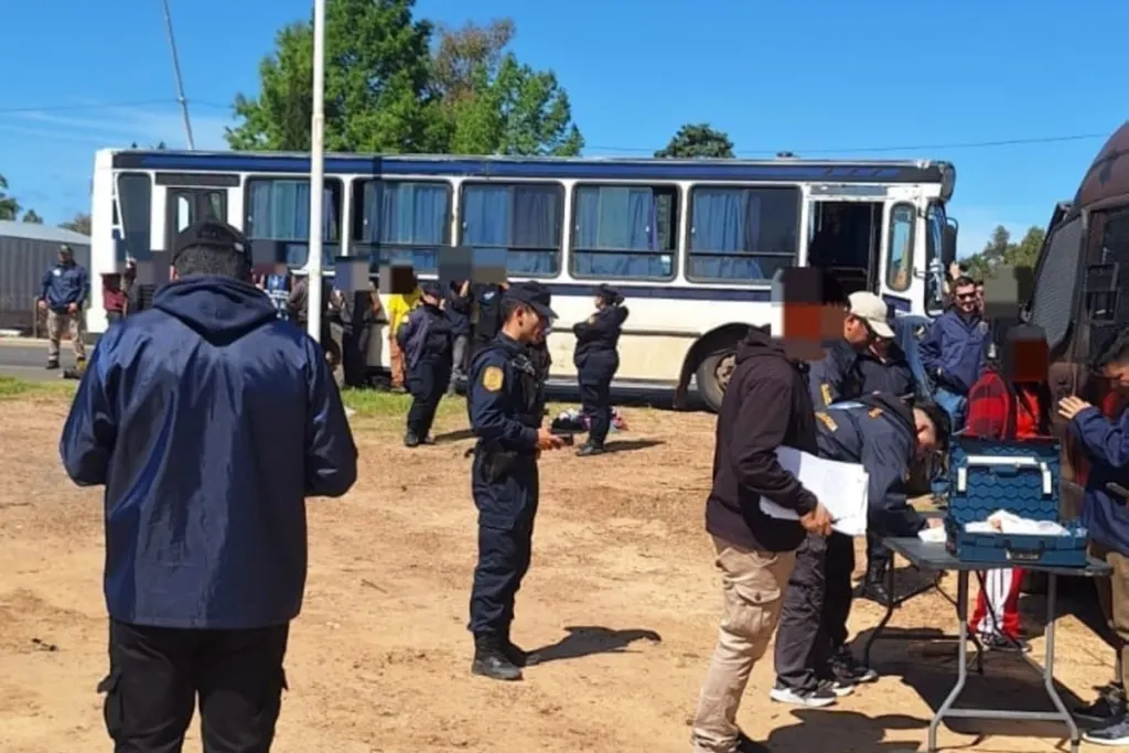 Hallaron drogas en un control a un colectivo de cosecha. La encargada de la cuadrilla llevaba los envoltorios con la sustancia